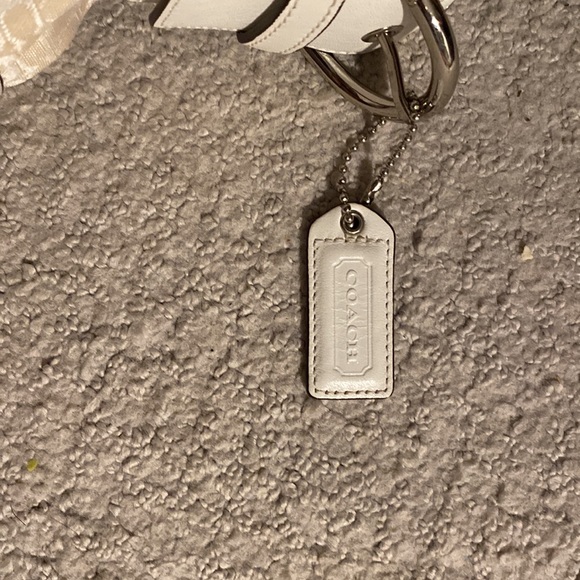 Coach vintage crème shoulder bag lightly used - Picture 2 of 3